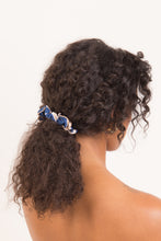 Laad de afbeelding in de Gallery-viewer, Model Front: Rio De Sol Hair Accessory Pottery Scrunchie
