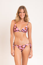 Laad de afbeelding in de Gallery-viewer, Model Front: Rio De Sol Set Set Amore-Pink Tri-Fixo Ibiza-Comfy
