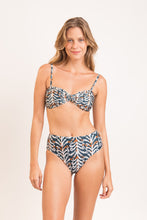 Laad de afbeelding in de Gallery-viewer, Model Front: Rio De Sol Set Set Ikat Twist Hotpants
