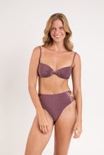 Laad de afbeelding in de Gallery-viewer, Model Front: Rio De Sol Set Set Malibu-Ebano Bandeau-Iris Highwaist-Spin-Iris
