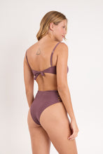 Laad de afbeelding in de Gallery-viewer, Model Back: Rio De Sol Set Set Malibu-Ebano Bandeau-Iris Highwaist-Spin-Iris
