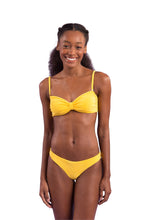 Laad de afbeelding in de Gallery-viewer, Model Front: Rio De Sol Set Set Malibu-Yellow Bandeau-Duo Essential
