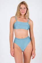 Laad de afbeelding in de Gallery-viewer, Model Front: Rio De Sol Set Set Mirante Bandeau-Reto Hotpants
