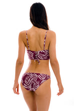 Laad de afbeelding in de Gallery-viewer, Model Back: Rio De Sol Set Set Palms-Vine Balconet-Anna Comfy
