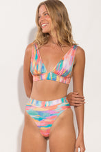 Laad de afbeelding in de Gallery-viewer, Gallery: Rio De Sol Set Set River Halter-Cos Hotpant-Cos
