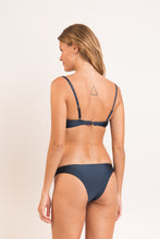 Laad de afbeelding in de Gallery-viewer, Model Back: Rio De Sol Set Set Shark Bandeau-Joy Essential
