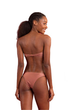 Laad de afbeelding in de Gallery-viewer, Model Back: Rio De Sol Set Set Shimmer-Copper Bandeau-Joy Essential
