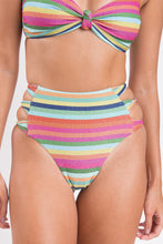 Laad de afbeelding in de Gallery-viewer, Image 09: Rio De Sol Set Set Supercolor Bandeau-Joy Highwaist-Spin
