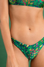Laad de afbeelding in de Gallery-viewer, Image 10: Rio De Sol Set Set Wilds Bandeau-Reto Highleg
