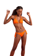 Laad de afbeelding in de Gallery-viewer, Model Front: Rio De Sol Top Top Dots-Orange Mel
