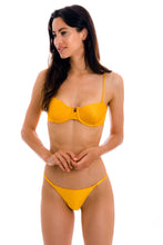 Laad de afbeelding in de Gallery-viewer, Model Front: Rio De Sol Top Top Eden-Pequi Balconet
