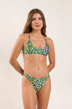Laad de afbeelding in de Gallery-viewer, Model Front: Rio De Sol Top Top Morumbi Bralette

