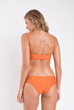 Laad de afbeelding in de Gallery-viewer, Model Back: Rio De Sol Top Top Ocre Bandeau-Reto

