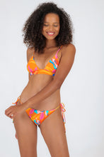 Laad de afbeelding in de Gallery-viewer, Model Front: Rio De Sol Top Top Orange-Bloom Tri-Cos
