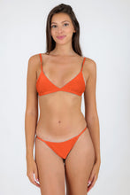 Laad de afbeelding in de Gallery-viewer, Model Front: Rio De Sol Top Top Paprica Tri-Fixo
