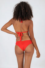 Laad de afbeelding in de Gallery-viewer, Model Back: Rio De Sol Top Top Rouge Mel
