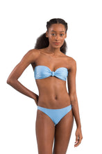 Laad de afbeelding in de Gallery-viewer, Model Front: Rio De Sol Top Top Shimmer-Baltic-Sea Bandeau-Joy
