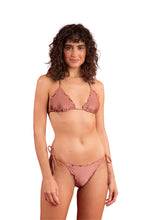 Laad de afbeelding in de Gallery-viewer, Model Front: Rio De Sol Top Top Shimmer-Copper Frufru
