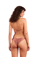 Laad de afbeelding in de Gallery-viewer, Model Back: Rio De Sol Top Top Shimmer-Copper Frufru
