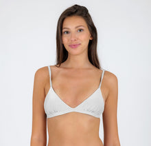 Laad de afbeelding in de Gallery-viewer, Model Front: Rio De Sol Top Top Shimmer-White Tri-Fixo
