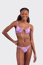 Laad de afbeelding in de Gallery-viewer, Model Front: Rio De Sol Top Top Trail-Purple Tank-Tie
