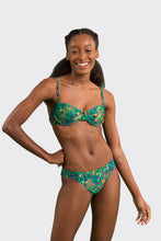 Laad de afbeelding in de Gallery-viewer, Model Front: Rio De Sol Top Top Wilds Balconet
