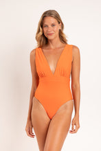 Laad de afbeelding in de Gallery-viewer, Model Front: Rio De Sol One-Piece Touch-Tangerina Anne
