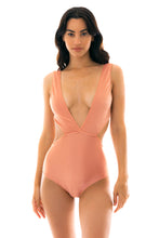 Laad de afbeelding in de Gallery-viewer, Model Front: Rio De Sol One-Piece Trikini Ouro Rosa
