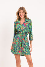 Laad de afbeelding in de Gallery-viewer, Model Front: Rio De Sol Shirtdress Wilds Chemise
