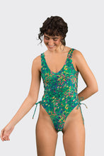 Laad de afbeelding in de Gallery-viewer, Model Front: Rio De Sol One-Piece Wilds Zoe
